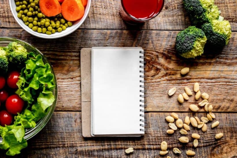 Salt, Brokkoli und gesunde Fette dürfen in einer gesunden veganen Ernährung nicht fehlen